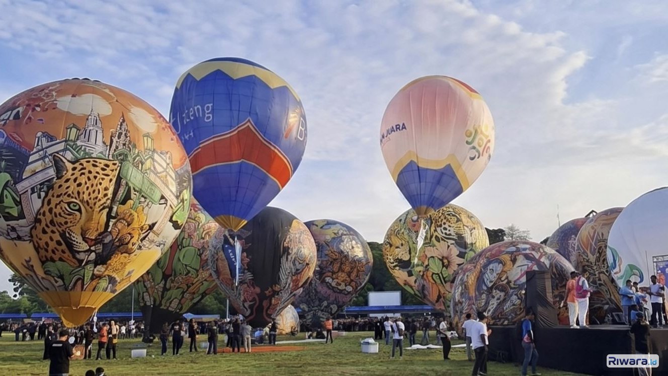 Festival balon udara di Alun-alun Utara Keraton Surakarta